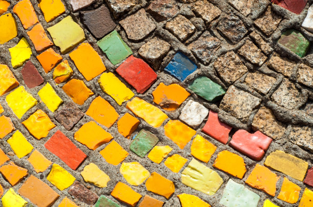 质地、背景、模式。多色马赛克石头的特写照片。结构设计装饰。游泳池墙面和地板的整理图片下载