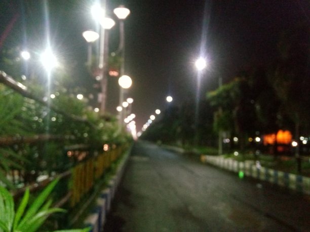 夜间路灯照明的低角度视图图片下载