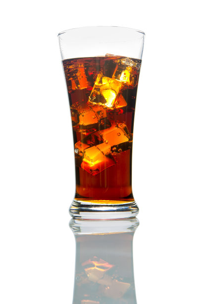 一杯可乐与冰隔离在白色的背景图片下载