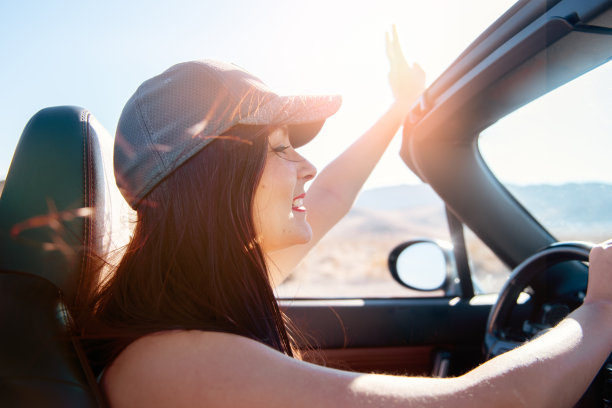 在公路旅行中开车的女人图片下载