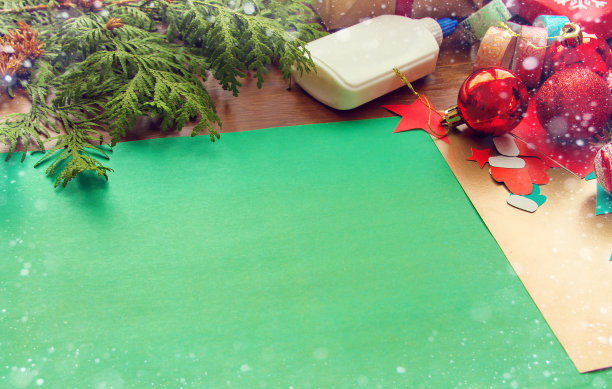 桌子上有包装精美的圣诞礼物图片下载