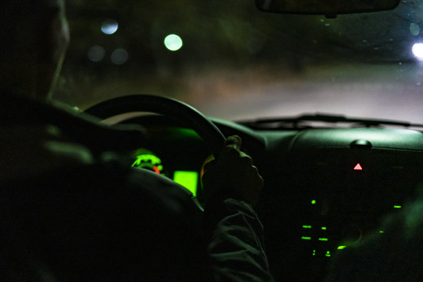 出租车司机在市内的车辆中行驶图片下载