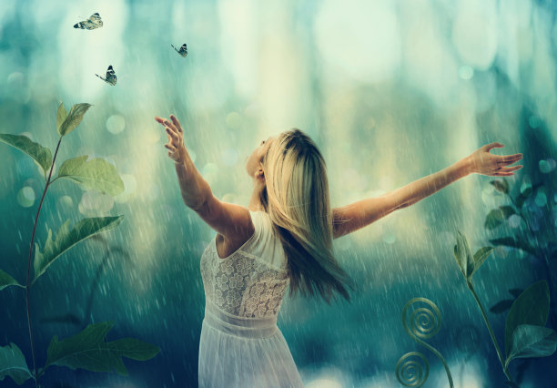 美丽的女人张开双臂站在那里图片下载