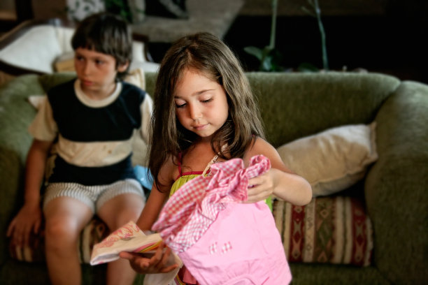 长发小女孩打开生日礼物的肖像图片下载