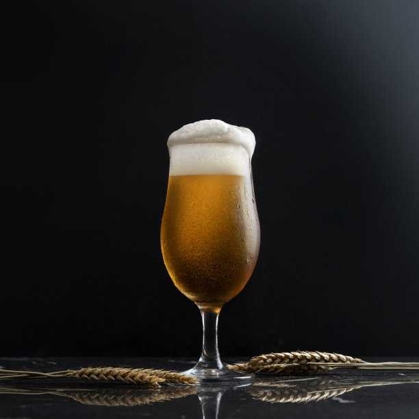 背景是一杯冰镇啤酒图片下载