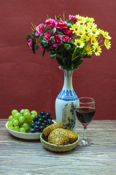 中秋节-月饼花，红酒和葡萄图片下载