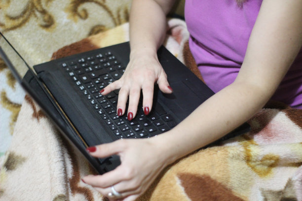 在家里用笔记本电脑工作的女性图片下载