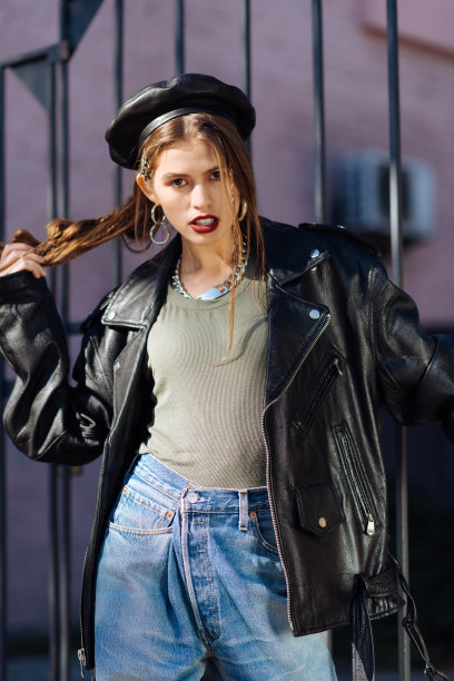 时尚瘦削的照片模特努力工作，同时为她的相册摆姿势图片下载