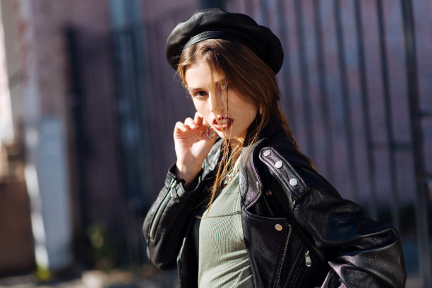 迷人的照片模特穿着时尚的衣服和配饰图片下载