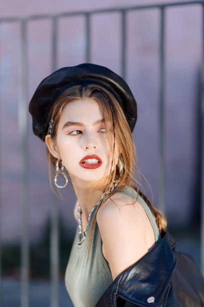 时尚愉快美丽的照片模特展示她明亮的嘴唇和肩膀图片下载