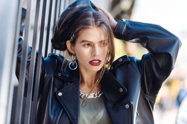 时尚苗条的照片模特穿着时尚的夹克和帽子摆姿势图片下载