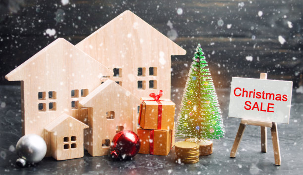 木屋和圣诞树上刻着圣诞特卖的题词。圣诞销售房地产。新年买房优惠。以低价格购买公寓。冬季度假胜地图片下载
