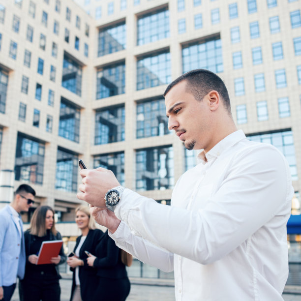 使用电话的商人图片下载