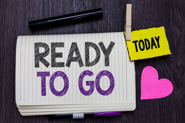 显示“准备出发”的文本标志。概念照片询问某人是否准备好或打包好他的东西打开笔记本，晾衣夹拿着提醒标记心木制背景。图片下载