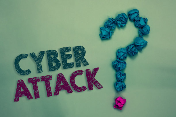 文字显示“网络攻击”。概念照片黑客试图破坏破坏计算机系统把纸弄皱，打了一个问号，几次尝试都没有得到答案。图片下载