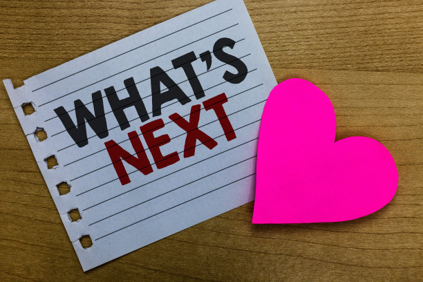 展示“接下来是什么”的概念性手写。商务照片展示问礼物后马上要做什么笔记本纸浪漫的想法心的感觉木制桌子。图片下载