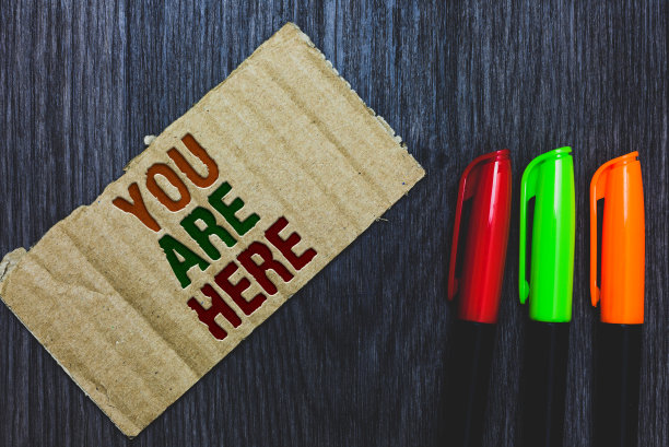 写便条显示你在这里。商业图片展示这是你的位置参考点全球定位系统灰色木质桌子上有字母的纸板彩色笔排列整齐。图片下载