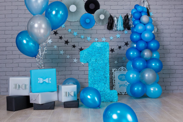 时尚复古的家庭工作室与装饰灵感来自设计师和花卉灵魂与五颜六色的气球和礼物庆祝节日事件图片下载