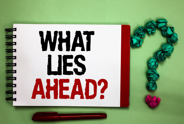 写纸条显示前面的问题。商业图片展示询问关于某事物的信息的方式青瓷颜色背景红色边记事本字母绿色查询标记。图片下载