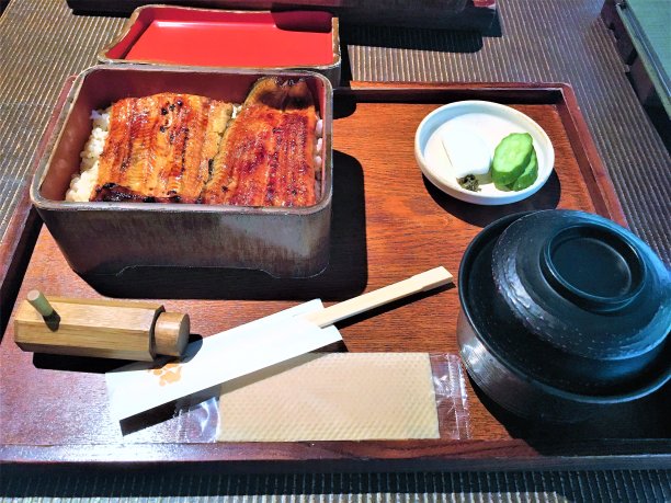 日本的烤鳗鱼盒图片下载