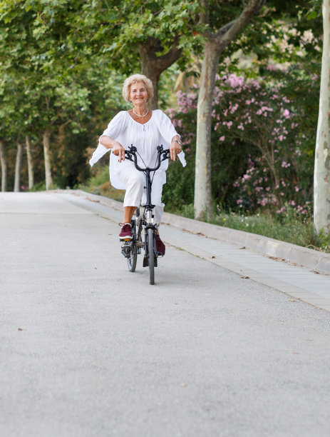成熟的女人骑自行车图片下载