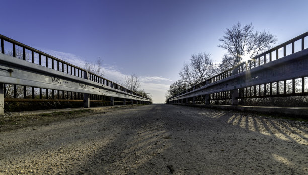 后面是蓝天的长桥。图片下载