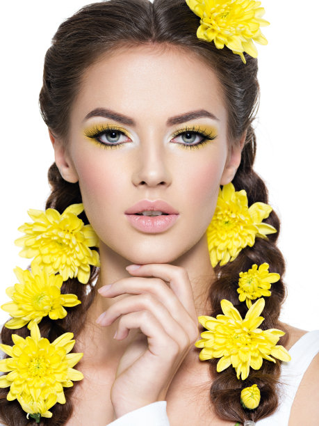 一个年轻漂亮的女人的脸和明亮的黄色化妆。图片下载