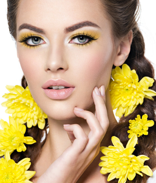 一个年轻漂亮的女人的脸和明亮的黄色化妆。图片下载