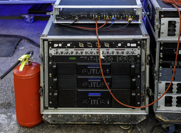舞台上有放大器和灭火器;的背景音乐会图片下载