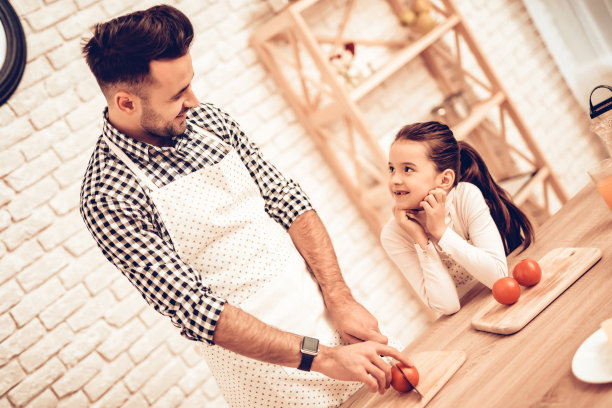 女孩和男人在船上用刀切菜。图片下载