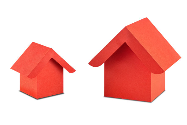 房地产概念，纸房子在孤立的白色背景与阴影。构思房地产概念，个人财产和家庭住宅。图片下载