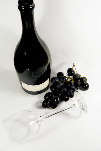 白色背景上的红酒瓶、玻璃和葡萄图片下载