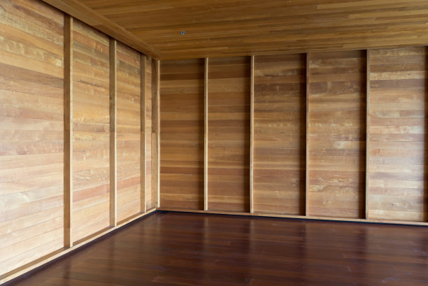 空房间的角落。木墙和地板，室内设计元素图片下载