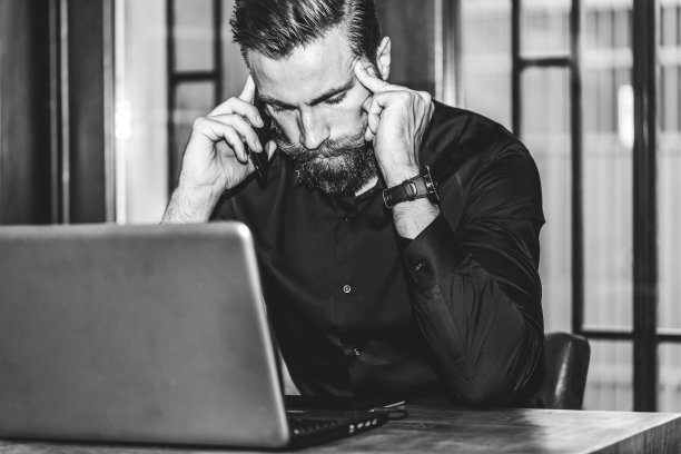 满脸胡须的悲伤商人在打电话图片下载