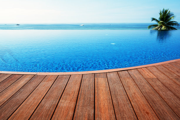 无限泳池旁的木地板图片下载