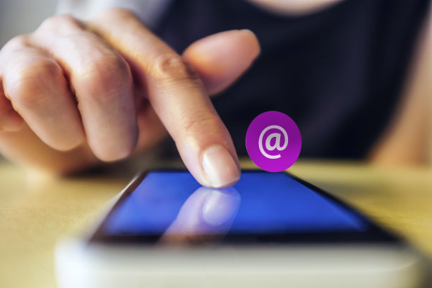 年轻女子使用带有社交媒体符号的智能手机图片下载