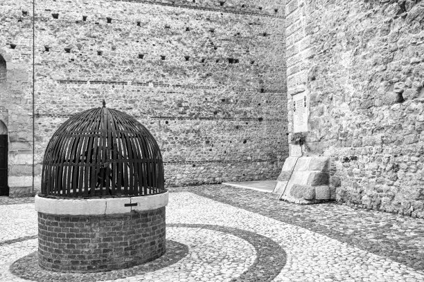 马罗斯蒂卡下城堡，内部视图。黑白照片图片下载