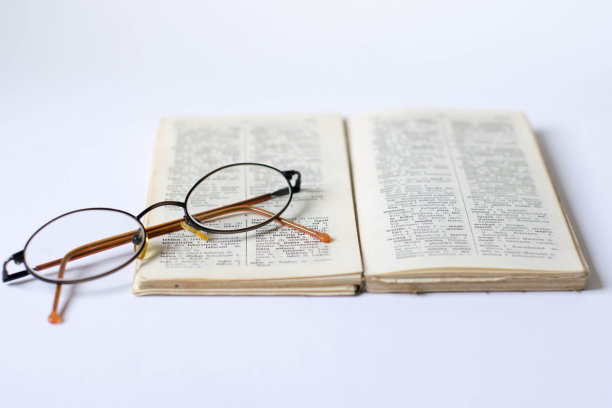 老花镜上翻开，书孤立上白图片下载