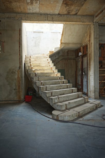 东南亚一座未完工的建筑中的混凝土弯曲楼梯图片下载