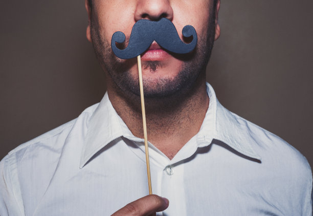 一个人的特写与假纸做的胡子-假纸做的胡子图片下载