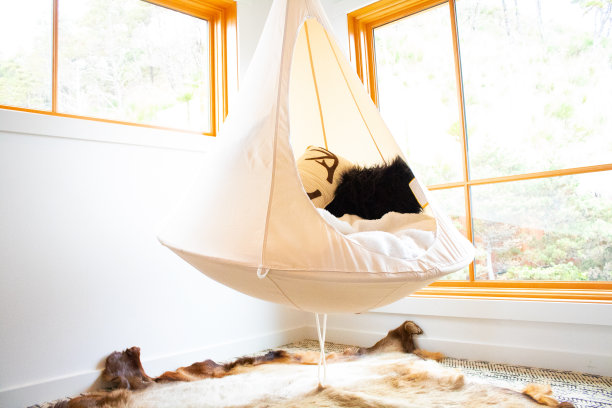 在吊床上休息的女人图片下载