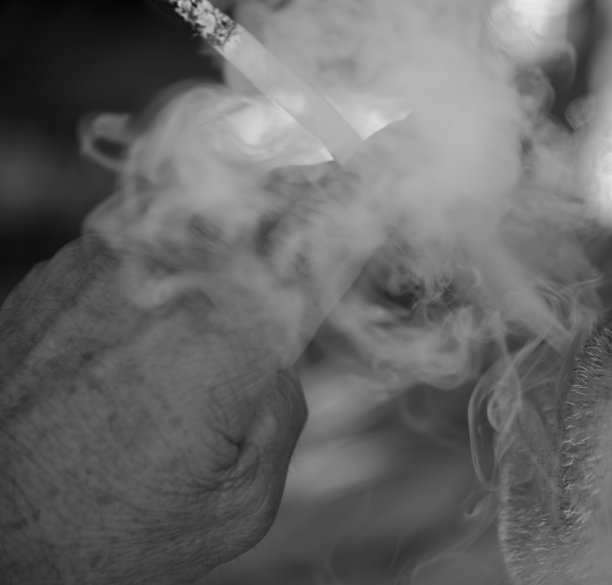 抽雪茄。图片下载