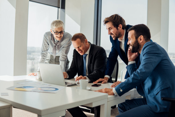 资深商人和同事图片下载