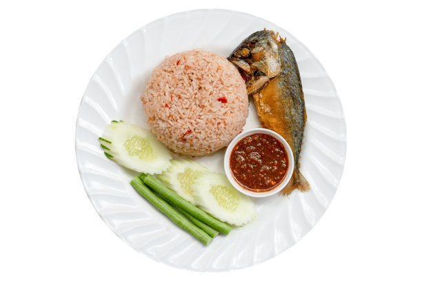 白底辣椒虾源炒饭和炒鲭鱼。图片下载