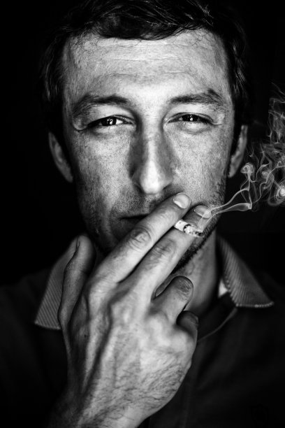 快乐的人抽着烟，一个真实的男人的创造性肖像，一个黑白的形象图片下载