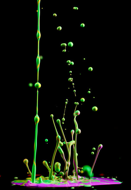 跳舞彩色油漆。抽象雕塑染料。墨在黑色背景上的溅射图片下载