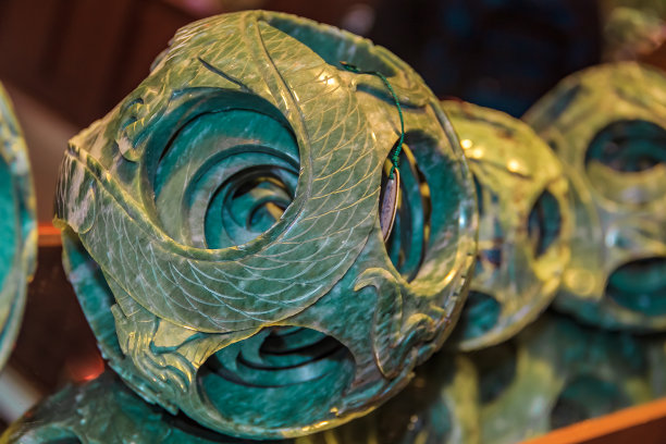 在中国北京的一家玉石工厂出售的纪念品玉球图片下载