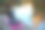 一位年轻女子在秋天的城市公园里做瑜伽练习。健康生活方式的概念图片下载