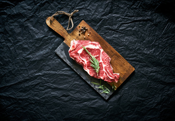生牛排放在砧板上准备烹饪图片下载