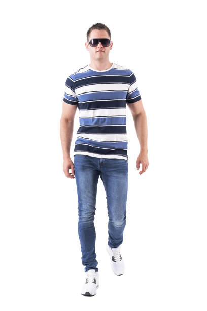 正面的观点，严肃的男子行走和看向相机与太阳镜图片下载